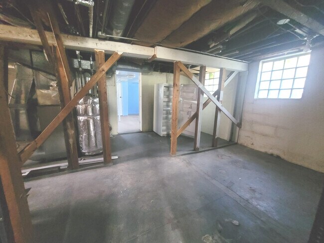 Building Photo - 603 E Potter Ave