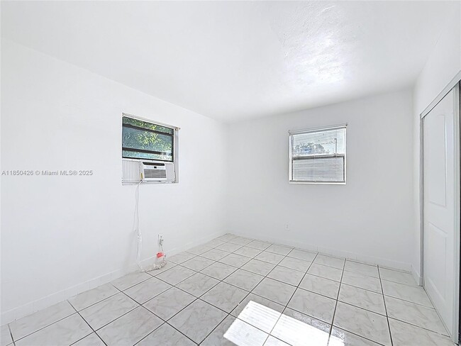 Building Photo - 2419 NW 6th Ct