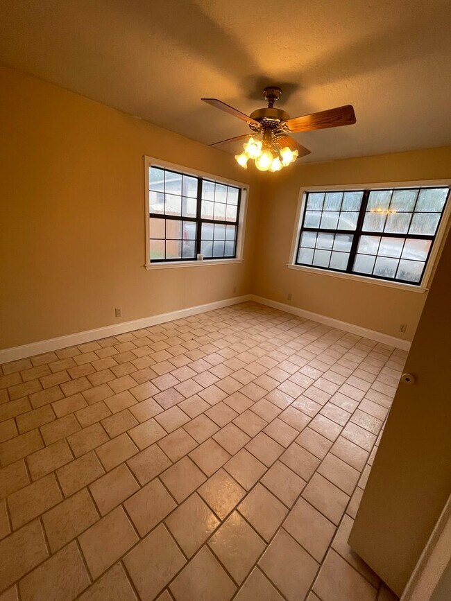 Building Photo - NEW ON MARKET