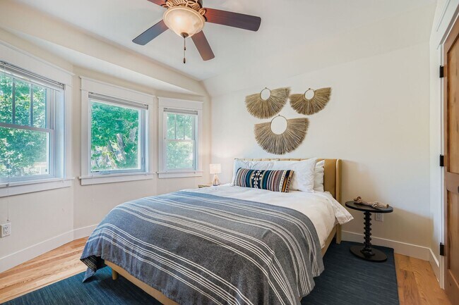 Building Photo - Idyllic Downtown Longmont 5-BDR Retreat