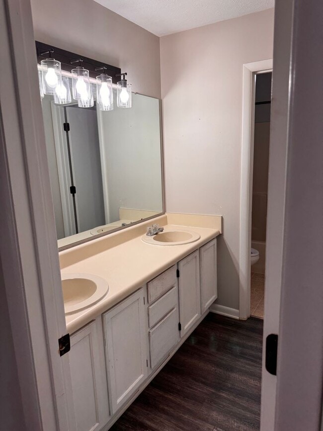 Building Photo - 2 Bedroom || 1.5 Bathroom Townhouse