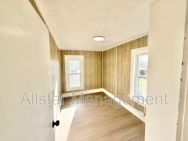 Building Photo - 924 Spring Ave NE