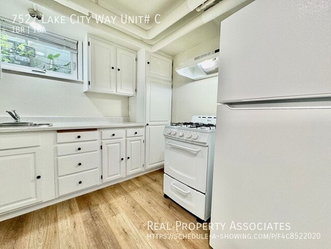 Building Photo - 7527 Lake City Way NE