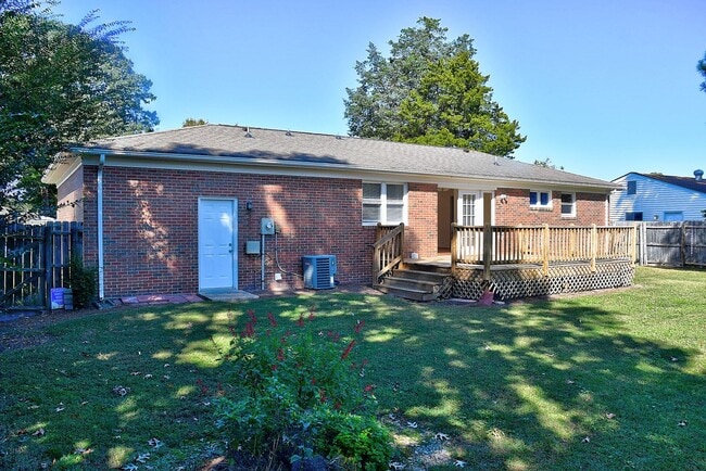 Building Photo - 3 BDRM / 2.5 BATH with FENCED BACKYARD - WINDSOR WOODS!