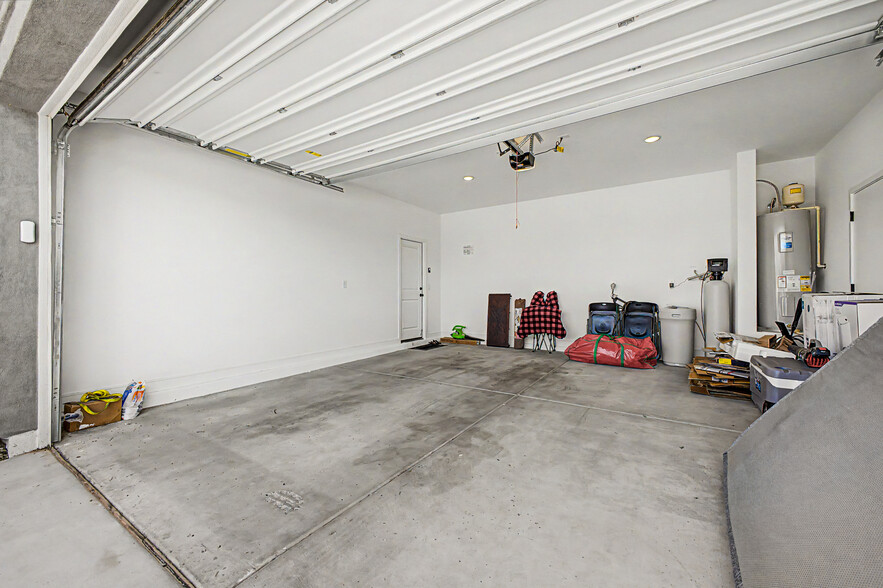 Building Photo - 42385 W Vincent Dr