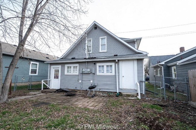 Building Photo - Charming 2-Bedroom Duplex in Indianapolis ...
