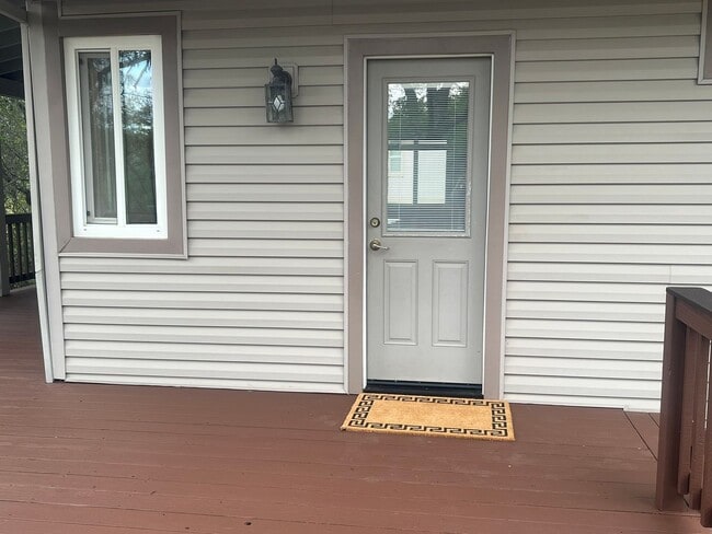 Building Photo - Cozy three bedroom two bath in Lake Wildwood