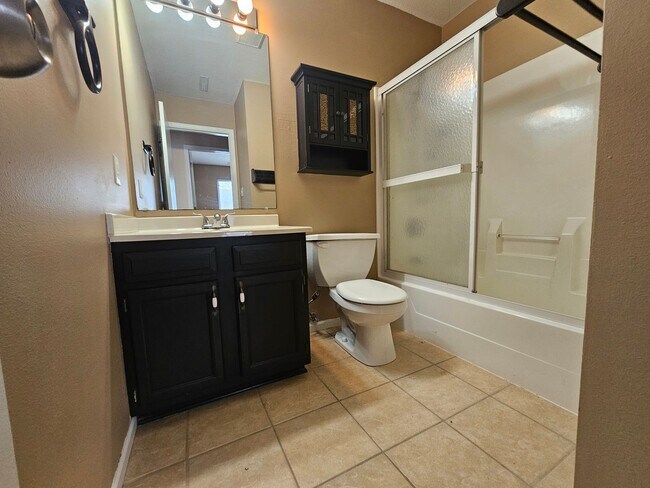 Building Photo - 3 bedroom 2.5 bath with an additional family room, Linn Mar School Area