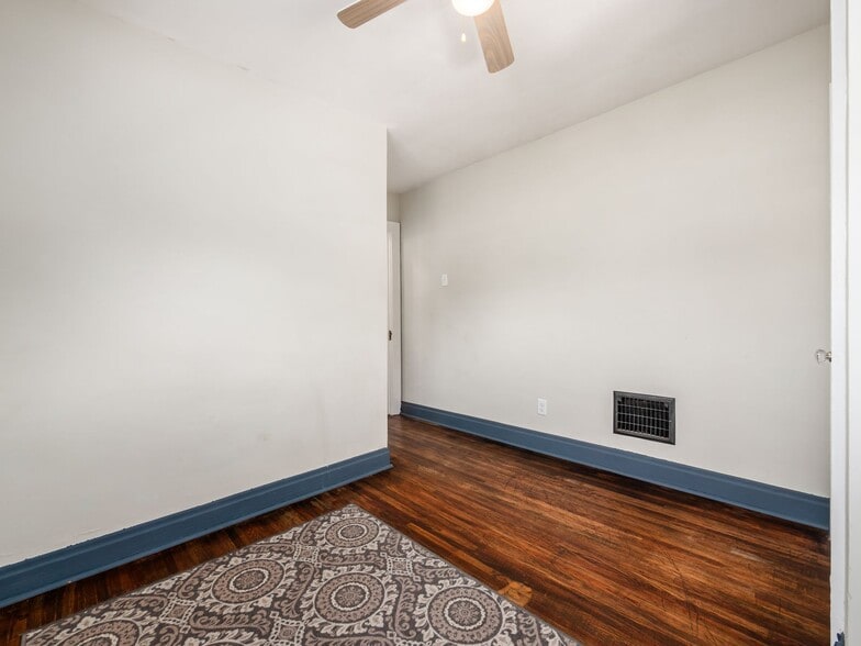 Building Photo - 211 E Jenkins Ave