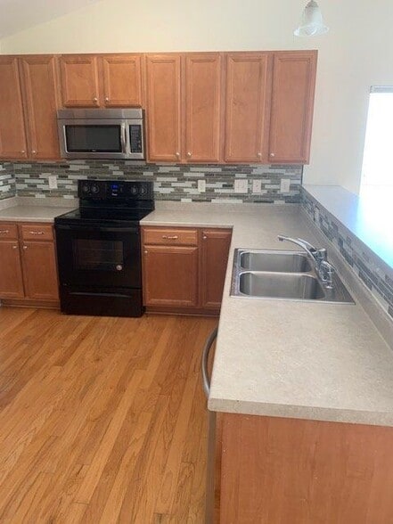 Building Photo - 2932 Beunavista Ct