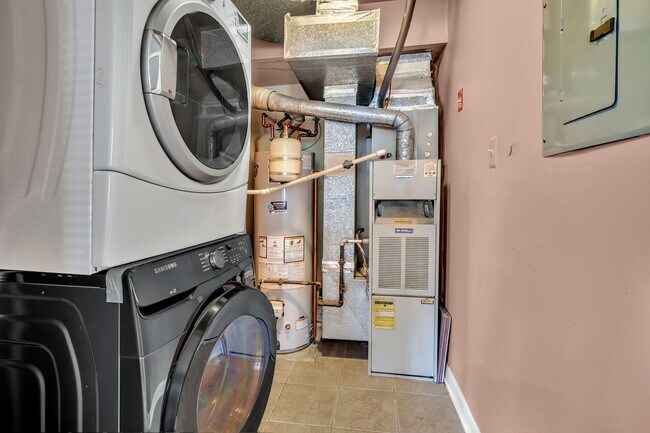 Building Photo - 302 Trinity Ct