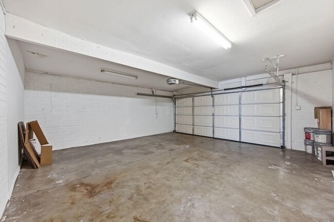 Building Photo - 2421 W Anderson Ave