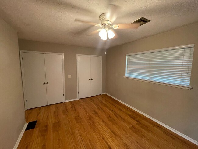 Building Photo - 4 bed 2 bath 2 car, Great Character and st...