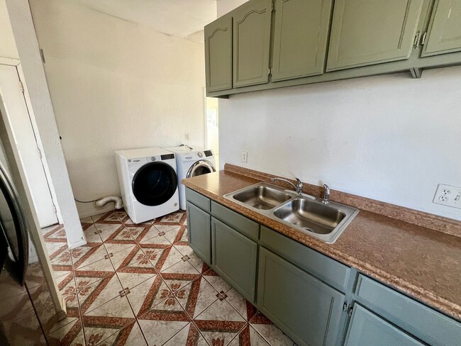 Building Photo - 2 Bedroom 1 Bath - Clean and Close To 29 Palms Marine Base