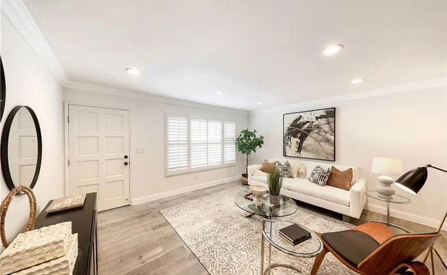 Building Photo - Amazing and Wonderful one bedroom Apartment .