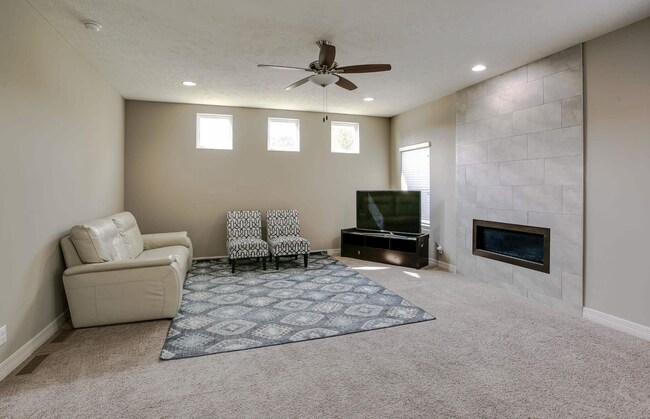 Building Photo - Stylish Living & Modern Comfort in Mission...