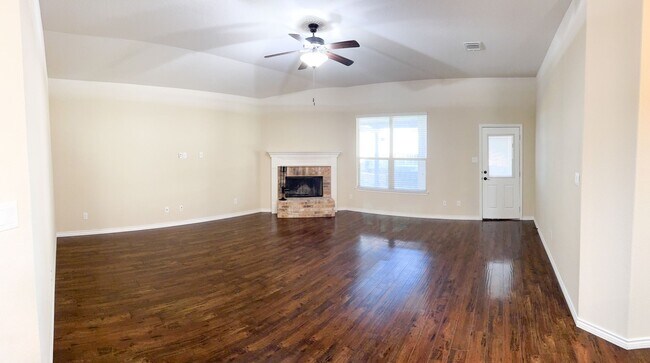 Building Photo - Popular DR Horton Sierra floor plan. 4 bed, 2 1/2 bath, 3 car garage, single story on a corner lo...