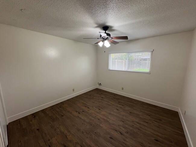 Building Photo - Spacious SE Tulare Home Near Shopping Cent...