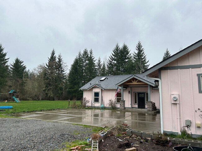 Building Photo - 4 Bedroom Home in Mountain Vista Community!