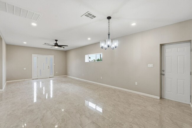 Building Photo - Bright, Fresh & Pet-Friendly — 3BR Retreat Minutes from U of A