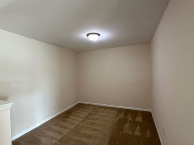 Building Photo - ~~ Luxurious End Unit 3-bedroom Townhome ~~