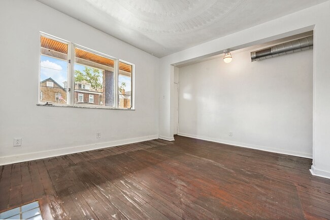 Building Photo - Remodeled 2 bedroom with backyard