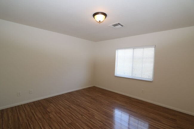 Building Photo - Cozy 3 bedrooms