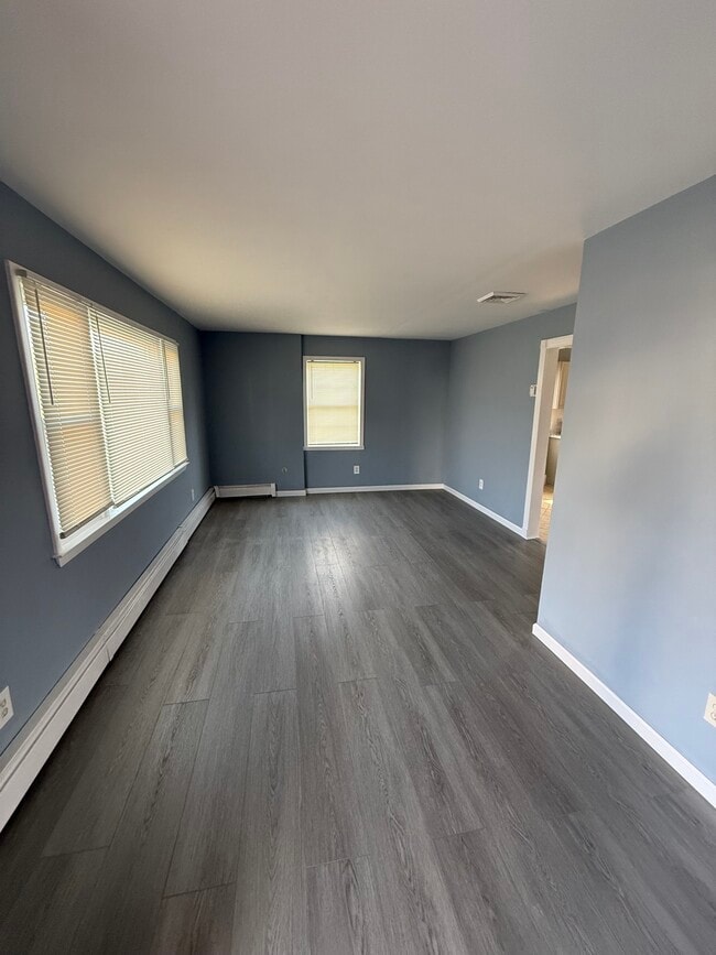 Building Photo - 8 Miles Ave