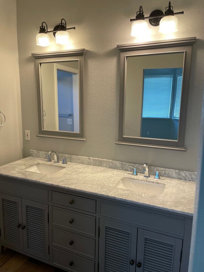 Building Photo - VERY NICELY UPDATED 3 BED, 2 BATHROOM, & 2...