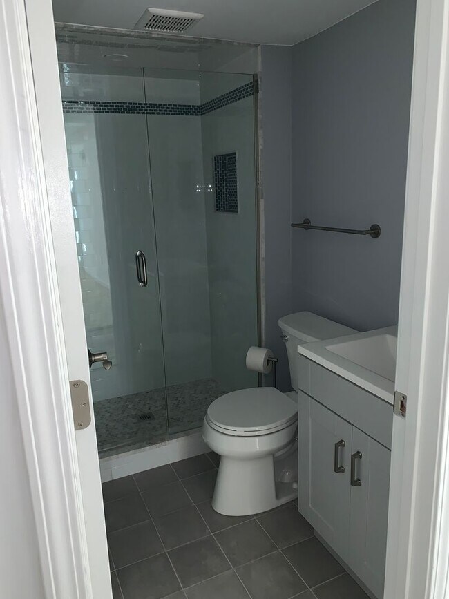 Building Photo - BEAUTIFUL 2 BED CONDO IN HEART OF LIVONIA