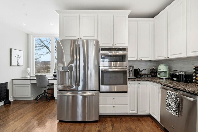 Building Photo - 657 N Carpenter St