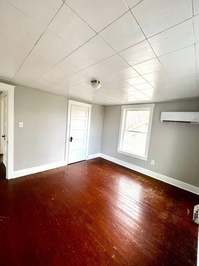 Building Photo - Spacious 3BR Home with Large Yard, Private Driveway & Storage