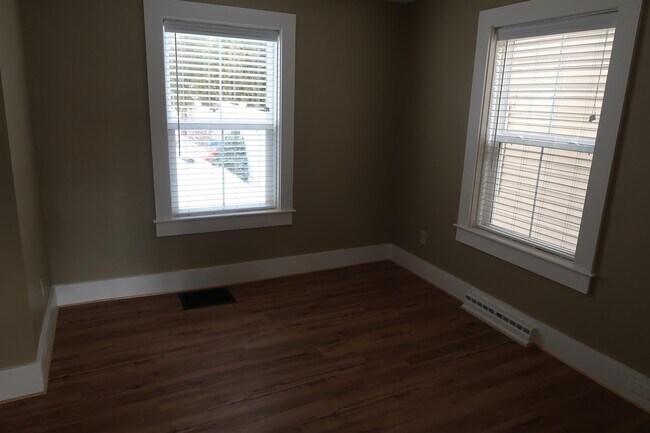 Building Photo - 5 Green St