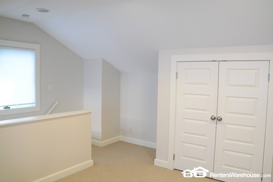 Building Photo - 4887 Edgewater Dr