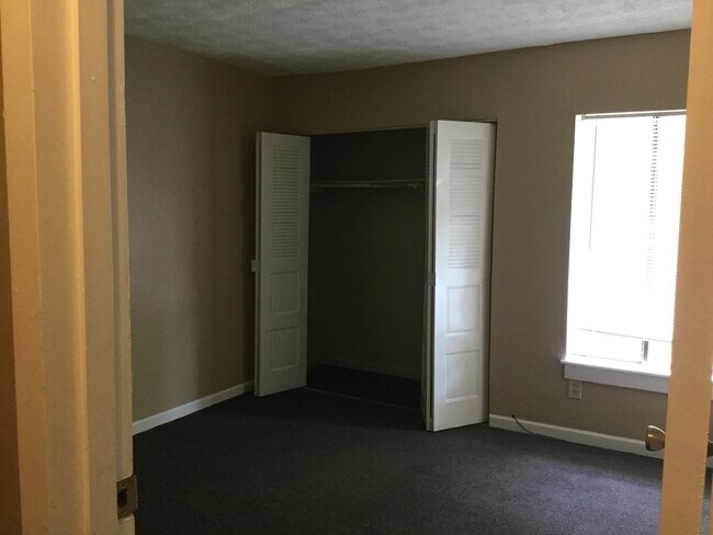 Building Photo - Great Condo Unit Available For Only $1,100...