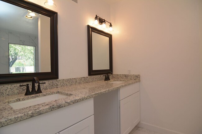 Building Photo - Well Maintained 3 Bedroom 2 Bath Home! Located in a Desirable North Tucson Location! Short Term R...