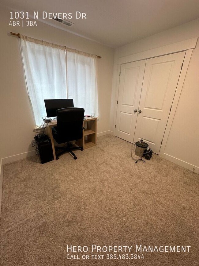 Building Photo - 1031 Devers Dr