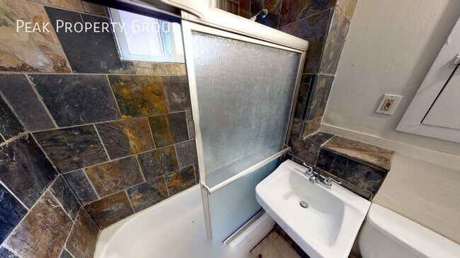 Building Photo - 2431 Vine St