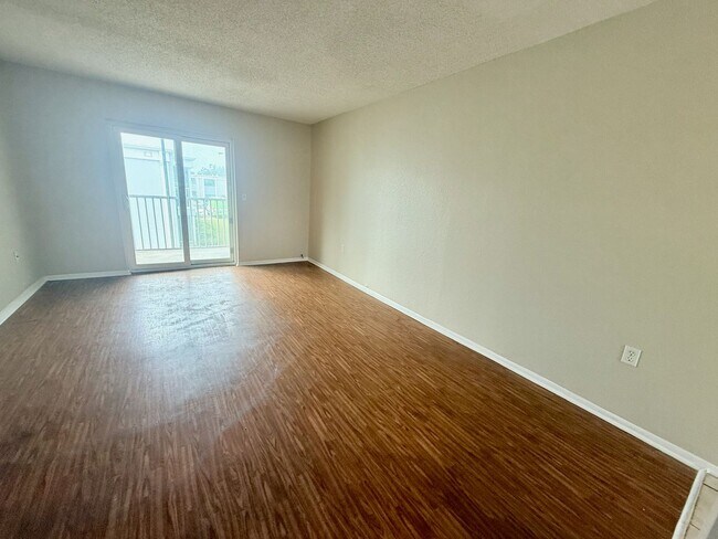 Building Photo - 2 bed 1 bath condo close to IMG