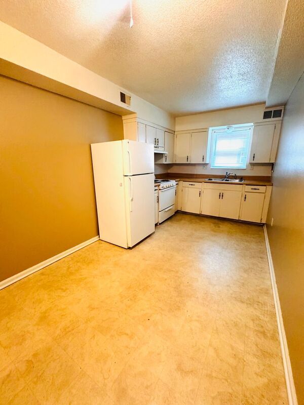 Building Photo - 1415 W Maple Ave