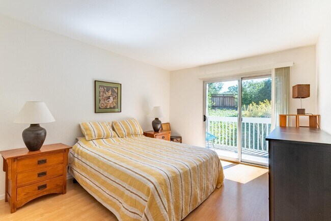 Building Photo - 675 Sharon Park Dr