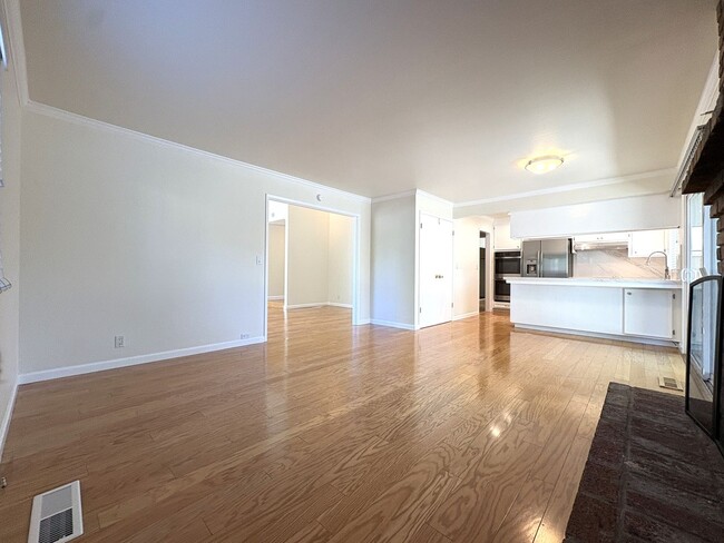 Building Photo - Charming Updated 2-Bedroom Home in Prime L...