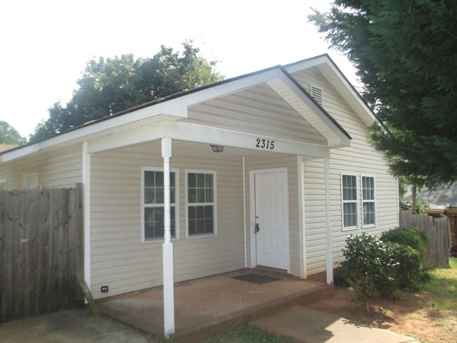 Building Photo - Ranch home minutes from uptown Charlotte