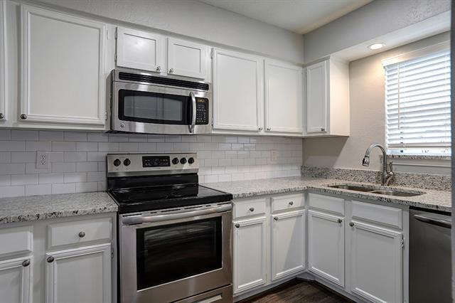 Building Photo - 9910 Royal Ln