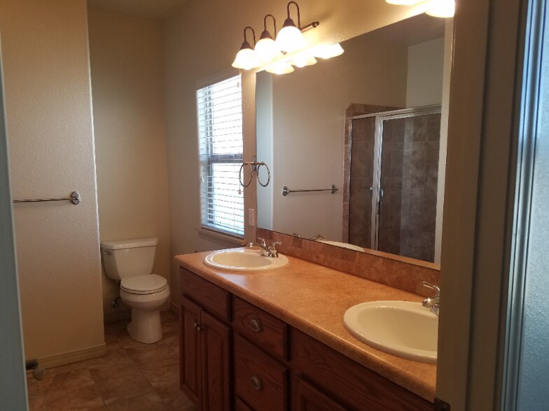 Building Photo - 725 Woodridge Court