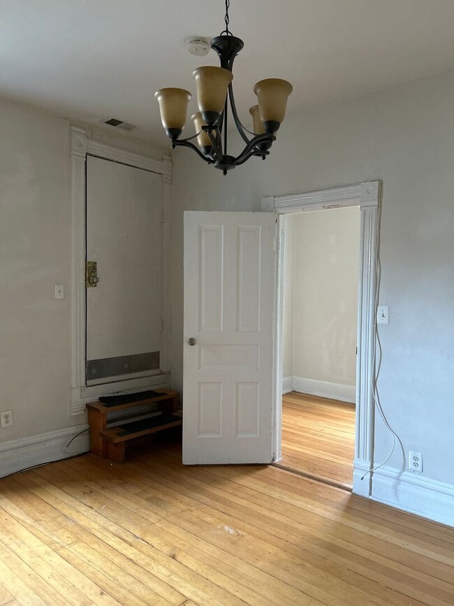 Building Photo - 862 N Hermitage Ave