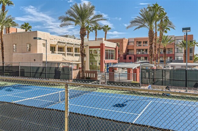 Building Photo - 2 Bedroom Mid-Rise Condo at PARK AVENUE!