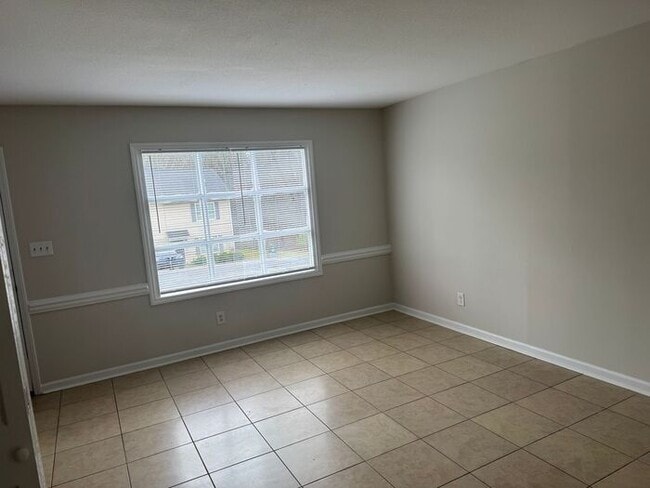 Building Photo - Convenient location in Concord near the hospital