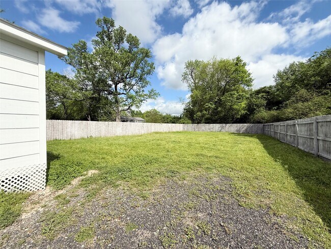 Building Photo - 300 Longstreet Rd