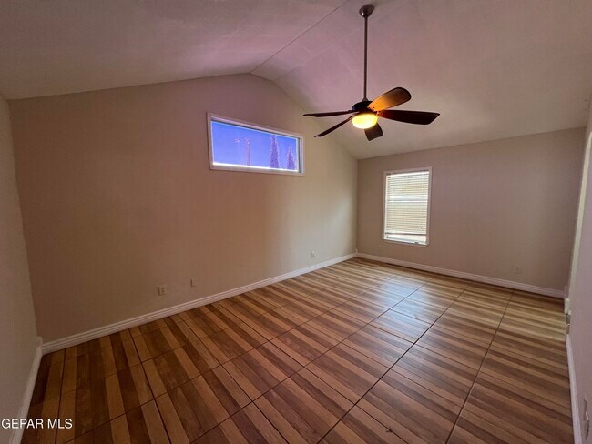 Building Photo - 541 Sun Ray